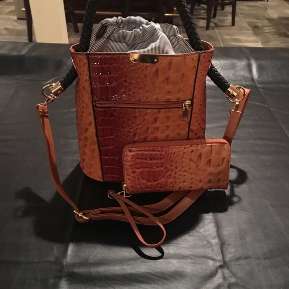 Chic Brown Croc style with wallet crossbody NWOT!! - Picture 2 of 4